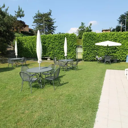 Motta Con Piscina E Tennis アパート Brisino