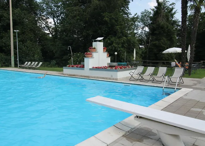 아파트 Motta Con Piscina E Tennis *