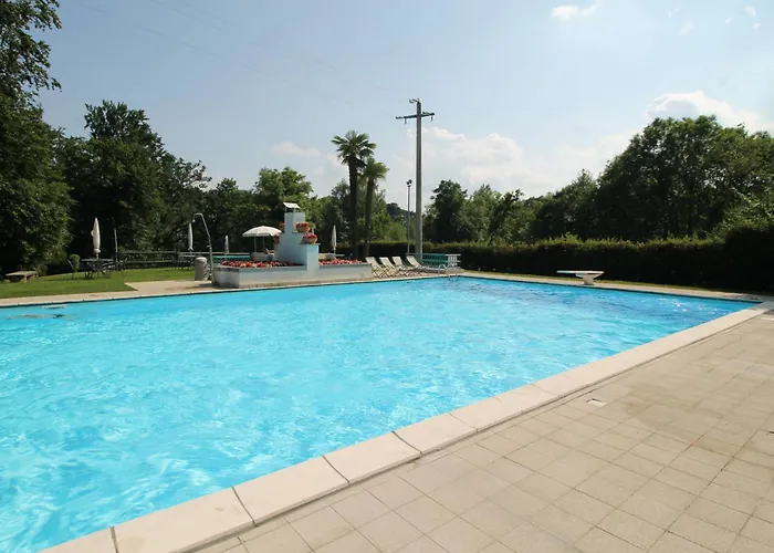 Motta Con Piscina E Tennis Brisino