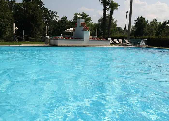 Motta Con Piscina E Tennis