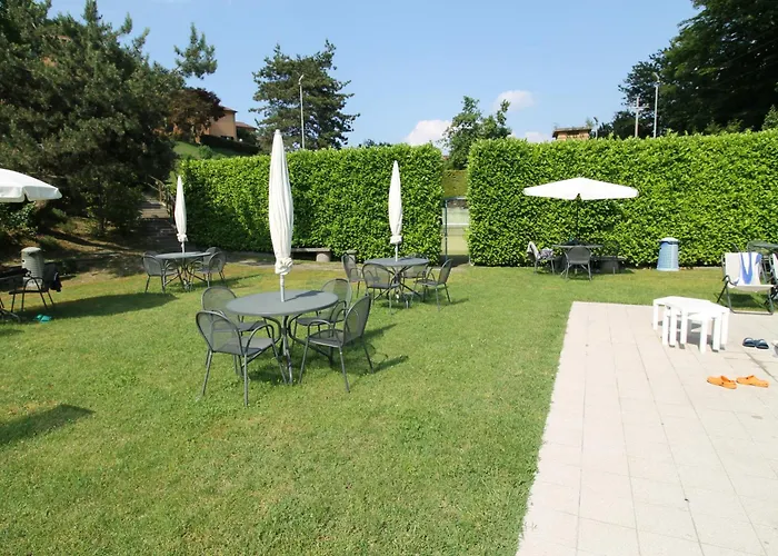 Motta Con Piscina E Tennis Lejlighed Brisino