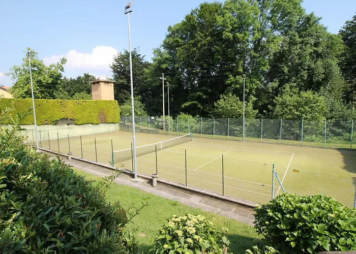 Motta Con Piscina E Tennis Brisino