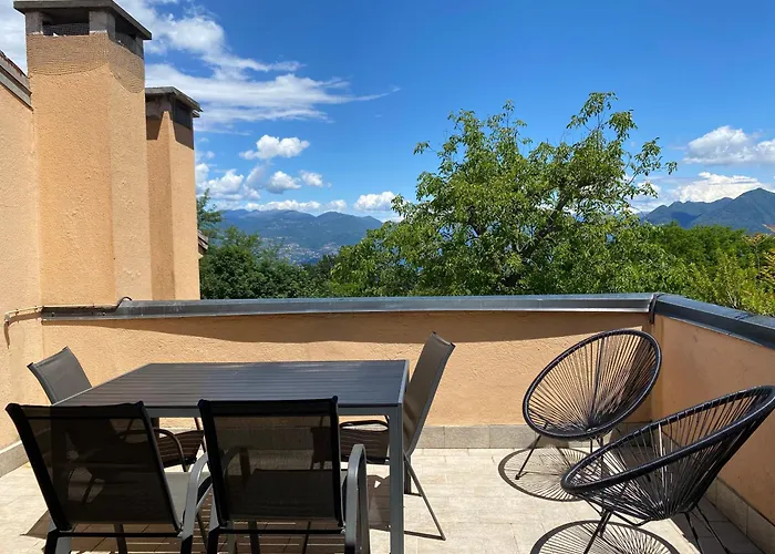 Daire Motta Con Piscina E Tennis *